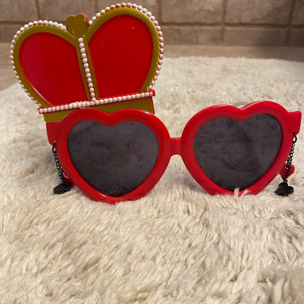 Queen of hearts sunglasses